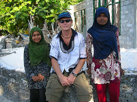 06 Chris with two schoolgirls, Uligan, Maldives